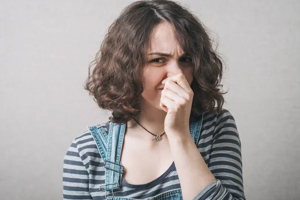 Девушка Воняет Закрывает Нос Неприятный Запах — стоковое фото