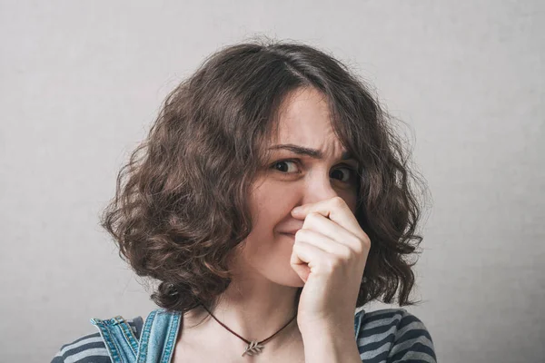 Девушка Воняет Закрывает Нос Неприятный Запах — стоковое фото