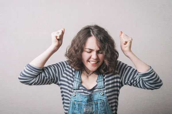 Glückliches Mädchen Mit Fäusten Overalls Gekleidet — Stockfoto