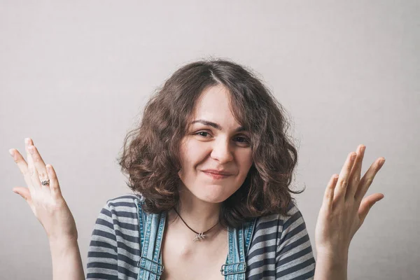 Menina Não Sabe Que Fazer Vestida Com Macacão — Fotografia de Stock