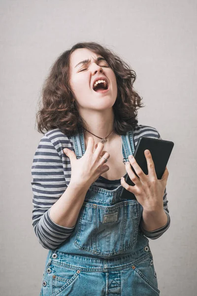 Meisje Met Een Mobiele Tablet Overstuur Gekleed Een Overall — Stockfoto