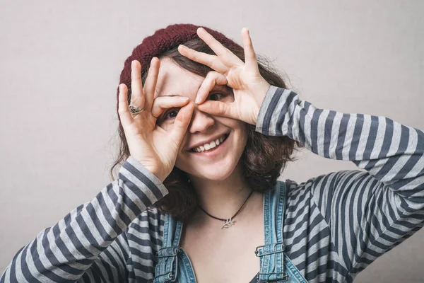 Młoda Szczęśliwa Kobieta Trzyma Ręce Nad Oczami Jak Okulary Patrzy — Zdjęcie stockowe