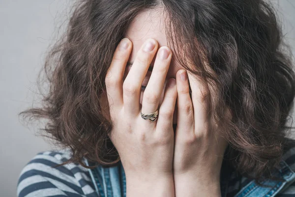 Mädchen Verärgert Und Bedeckt Ihr Gesicht Mit Den Händen Rückansicht — Stockfoto