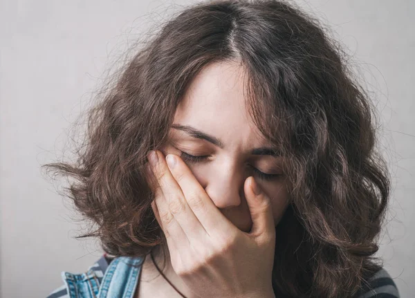 Ragazza Sconvolta Copre Viso Con Mani Vista Posteriore Vestita Tuta — Foto Stock