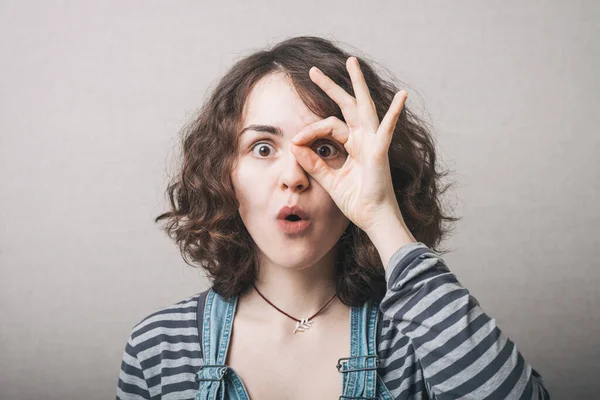 Jovem Mulher Feliz Segurando Suas Mãos Sobre Seus Olhos Como — Fotografia de Stock