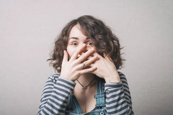 Giovane Donna Che Copre Bocca Dopo Battute Volgari — Foto Stock