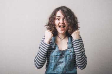 Stüdyo geçmişine karşı kutlama yapan genç bir kadın.