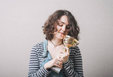 Genç kız elinde ödül kupasıyla mutlu.