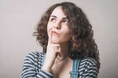 Kız stüdyo geçmişine karşı düşünüyor.