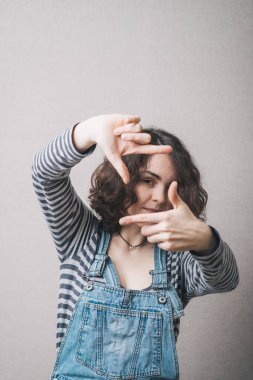 Kız el çerçevesi yapıyor