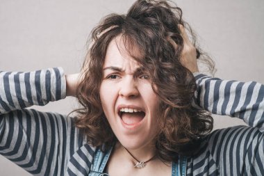 Stüdyo arka planında çığlık atan kız