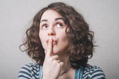 Stüdyo geçmişine karşı düşünen kız