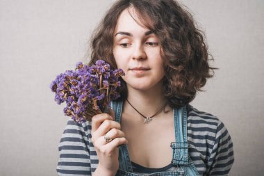 Çiçekli kadın. Gri arkaplan.