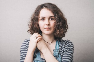 Arkadaşça gülümseyen genç kadın portresi stüdyosu