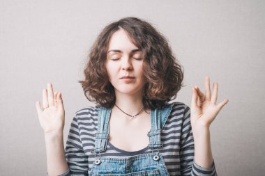 Kadın meditasyonu. Gri bir arkaplanda.