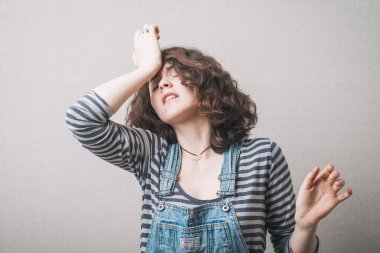 Baş ağrısı. Başı ağrıyan kadın