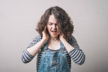 Baş ağrısı. Başı ağrıyan kadın