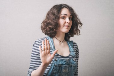 Stüdyo arka planında durduğunu gösteren kız