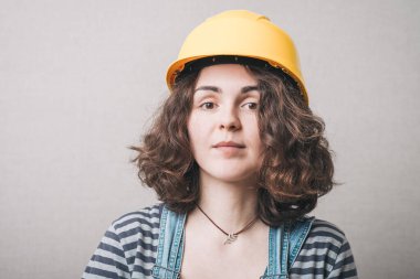 Sarı kasklı bir kızın portresi.