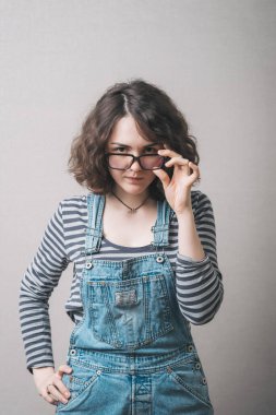 Stüdyo geçmişine karşı gözlüklü kız