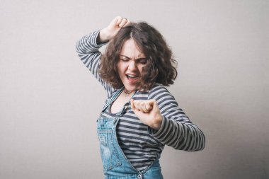 Gri arka planda dans eden kız