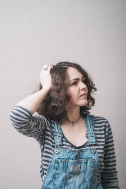 kadın eline kafaya holding baş ağrısı ile