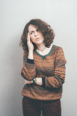 Kızın şakaklarında ağrı var.