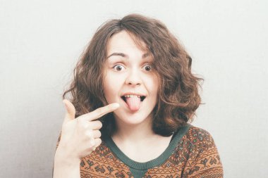 Kız dilini gösteriyor.