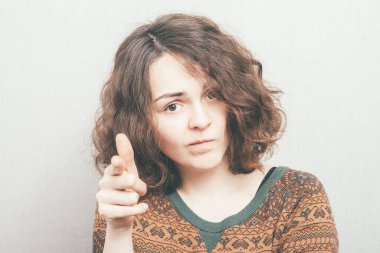 Kız seni gösteriyor.