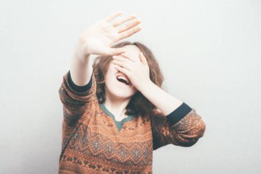 Stüdyonun arka planında kızlar duruyor