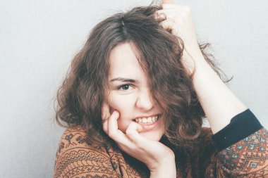 Kız stüdyo geçmişine karşı hırlıyor.