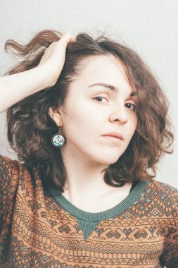 Kızım, stüdyo arka planına karşı portre