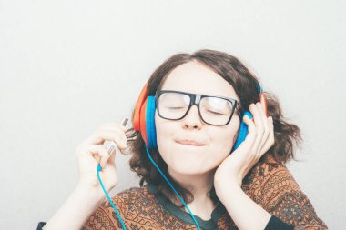 Kulaklıklı kız stüdyo geçmişine karşı