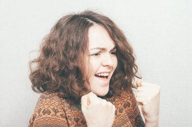 Kız stüdyo geçmişine seviniyor