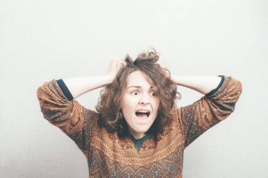 Kız şok içinde bağırıyor.