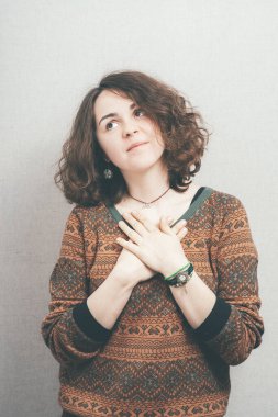 Uzlaşmış ve mutlu bir kız.