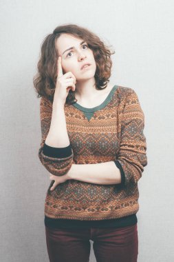 Stüdyo geçmişine karşı düşünen kız