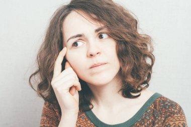 Stüdyo geçmişine karşı düşünen kız