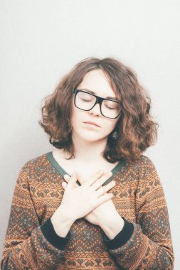 Güzel genç kız dua ediyor.