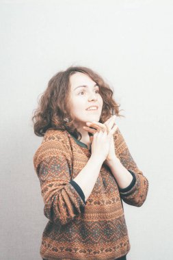 Kız stüdyo geçmişine hayran.