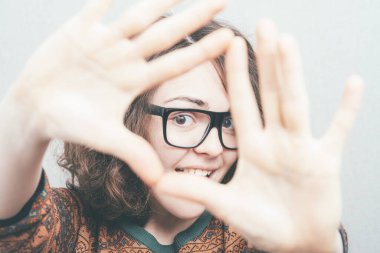 Güzel bir kadın el çerçevesi yapıyor. 