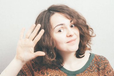 Stüdyonun arka planında selam veren kız