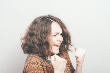 Kız stüdyo geçmişine seviniyor