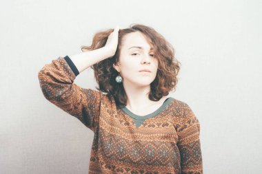 Kızım, stüdyo arka planına karşı portre