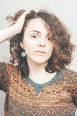 Kızım, stüdyo arka planına karşı portre