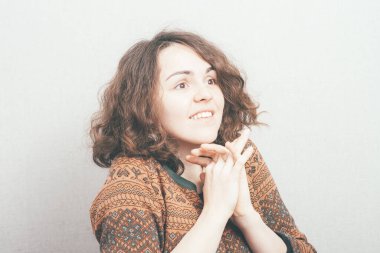 Kız stüdyo geçmişine hayran.