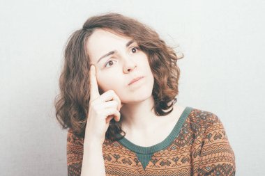 Stüdyo geçmişine karşı düşünen kız