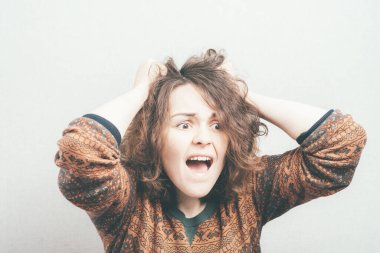 Kız şok içinde bağırıyor.