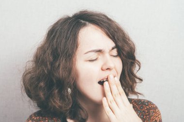 Kadın stüdyo arka planına yaslanıyor