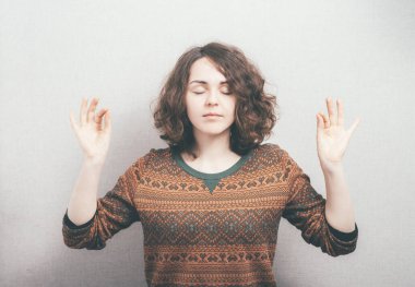 Stüdyoda meditasyon yapan kadın